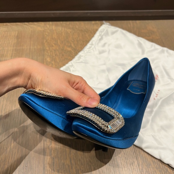 NEW Roger Vivier Trompette Crystal-embellished Satin Pumps - Picture 3 of 9
